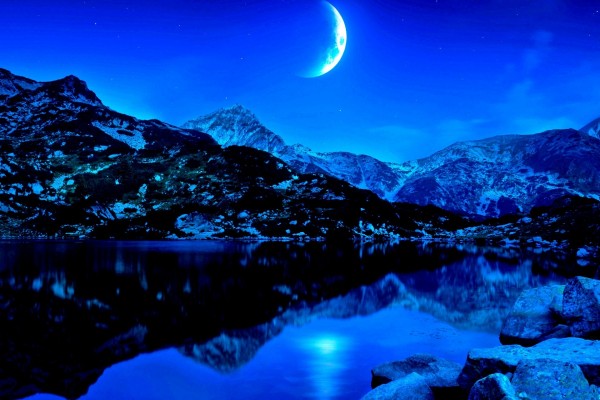 Luna sobre un lago de montaña
