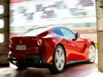 Ferrari saliendo de un garaje