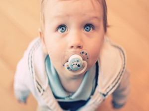 Bebé de ojos azules con un chupete