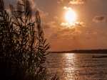 El reflejo del sol en el mar antes del atardecer (Chipre)
