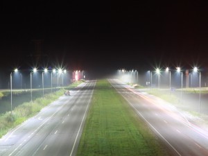 Carreteras iluminadas en la noche