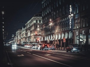 Postal: Automóviles en la noche de San Petersburgo