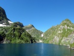 Lago azul entre las montañas verdes