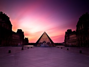 Museo del Louvre al amanecer (París, Francia)