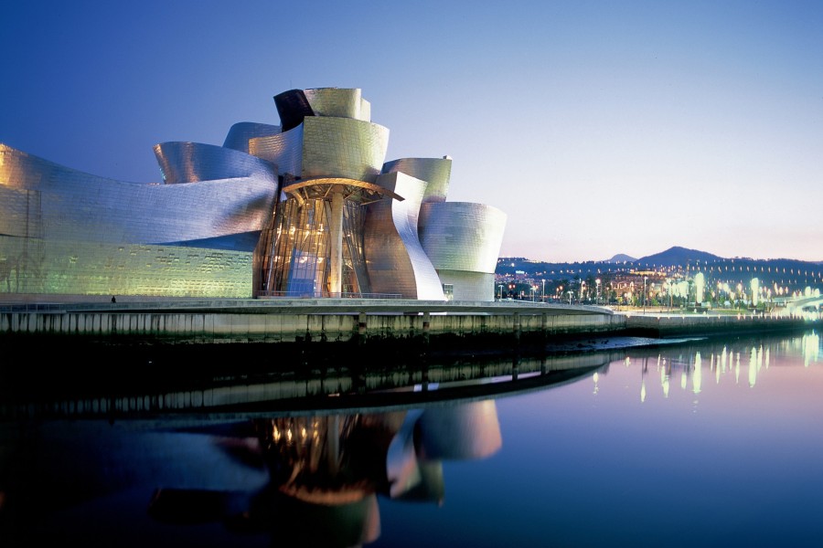 Museo Guggenheim visto al amanecer (Bilbao, España)