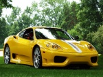 Un luminoso Ferrari amarillo sobre la hierba
