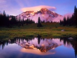 Montaña y nube reflejadas en el lago