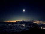 Luna brillando sobre las nubes