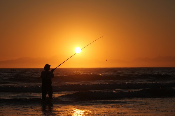 Hombre pescando en una playa