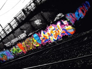 Grafitis en la vía del tren
