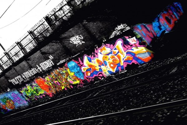 Grafitis en la vía del tren