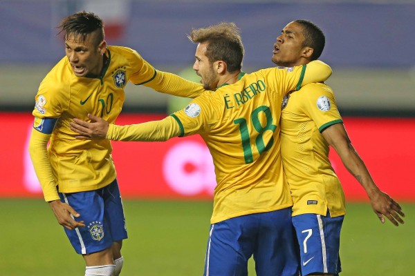Neymar junto a sus compañeros brasileños en la "Copa América Chile 2015"
