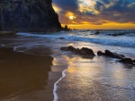 Playa rocosa vista al amanecer