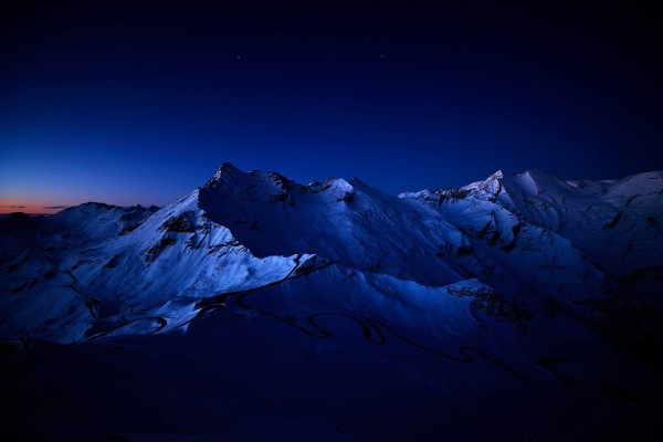 Montañas en la noche