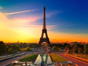 Bonito amanecer sobre la Torre Eiffel (París)