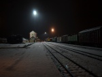 Noche invernal en la estación de tren