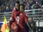 Abrazo a Gerrero (Perú) tras meter un gol a Bolivia "Copa América Chile 2015"