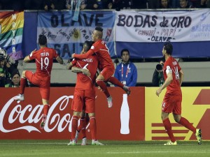 Abrazo de los jugadores peruanos por estar en la semifinal de la "Copa América 2015"