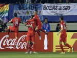 Abrazo de los jugadores peruanos por estar en la semifinal de la "Copa América 2015"
