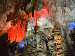 Cueva iluminada con luces de colores