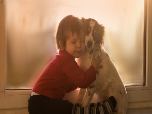 Niño abrazando al perro