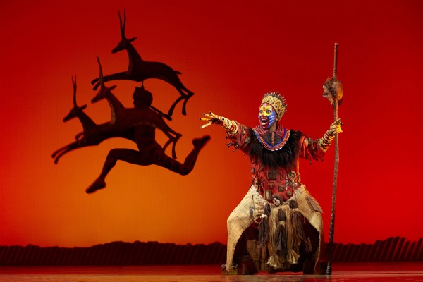 Escena de Rafiki en el musical de "El Rey León"