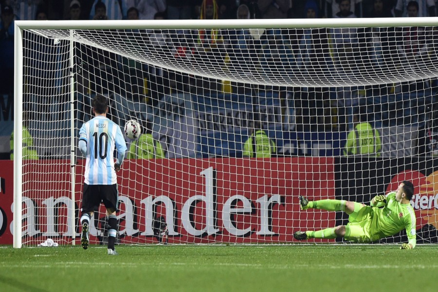 Leo Messi (Argentina) marcando gol en los penales a Colombia "Copa América Chile 2015"