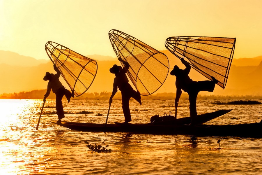 Pescadores a la salida del sol