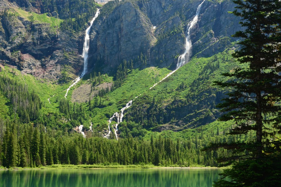 Cascadas vistas desde el lago