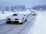 Dos Bugatti Veyron circulando en una carretera con nieve