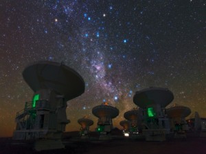 Vía Láctea sobre las antenas del observatorio Paranal (Chile)