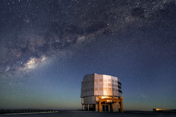Vía Láctea sobre un telescopio del observatorio Paranal (Chile)