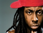 Lil Wayne con gorra roja