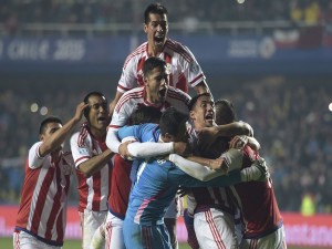 Abrazo de los jugadores paraguayos tras ganar a Brasil "Copa América 2015"