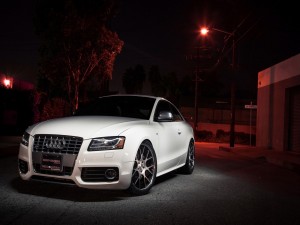 Audi S5 en una calle oscura