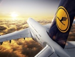 Avión de Lufthansa volando hacia el sol