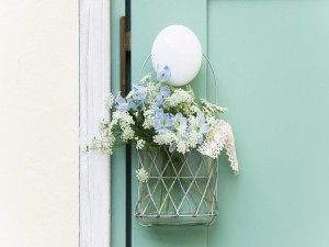 Flores colgadas de una puerta