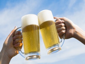 Dos personas brindando con cerveza fresca