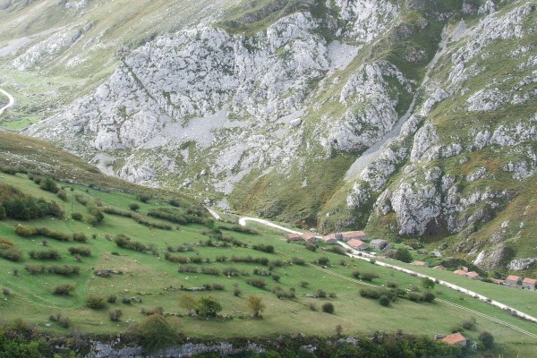 Cabañas junto a un camino de montaña (Asturias)