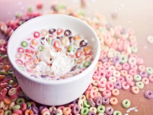 Cereales de colores con leche
