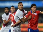 Jugador peruano sujetando a Miiko Albornoz (Chile) "Copa América Chile 2015"