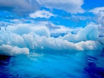 Icebergs en un mar azul
