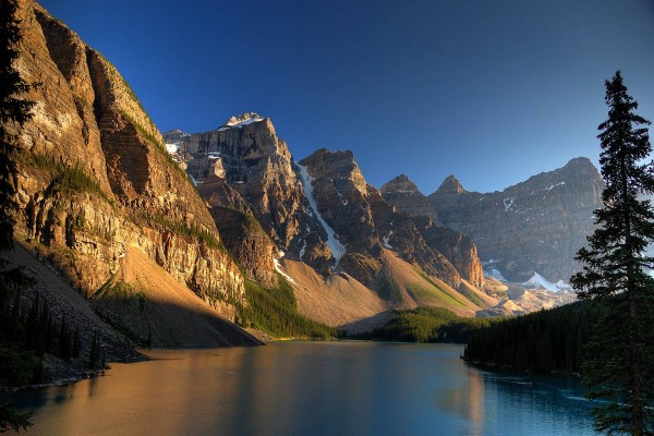 Grandes montañas junto al río