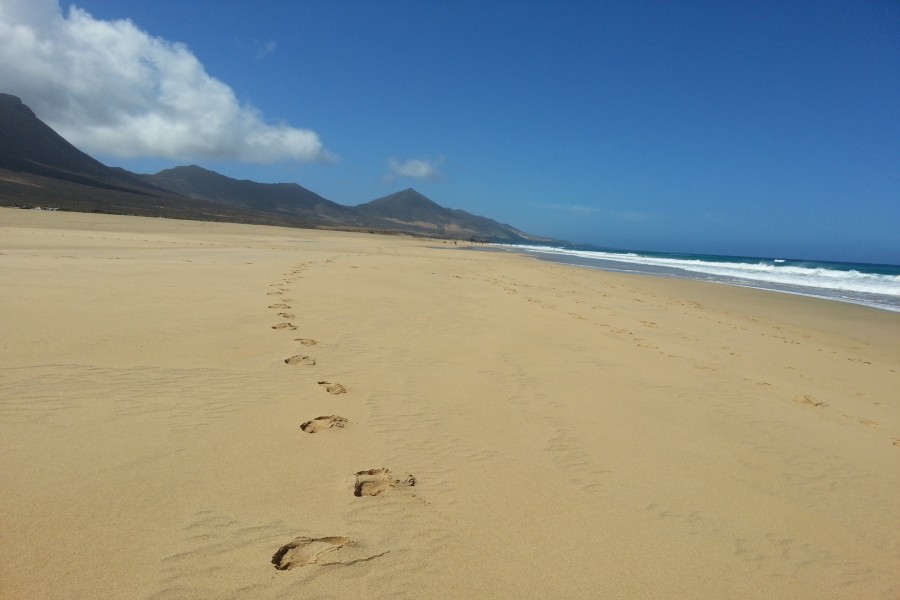 Huellas en la playa Cofete (Fuerteventura, Canarias)