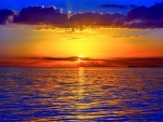 Sol en el horizonte iluminando el mar