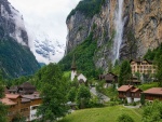 Magnífica cascada del Staubbach y la comuna de Lauterbrunnen (Suiza)