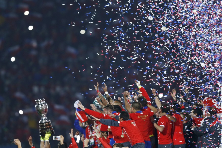 Los jugadores de Chile (La Roja) recogiendo la "Copa América 2015"