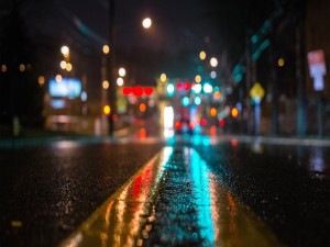 Luces reflejadas en una carretera