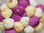 Flores de papel de color blanco, crema y púrpura