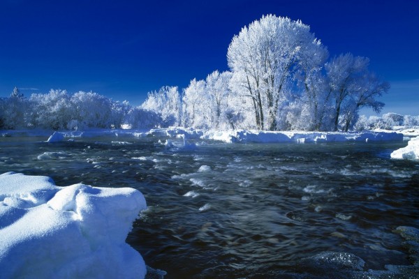 Nieve y hielo a orillas del río